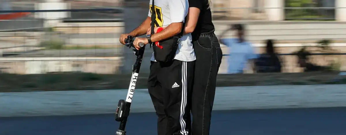 Dvoje ljudi na jednom trotinetu Zabranjeno vozenje dvoje ljudi na jednom trotinetu